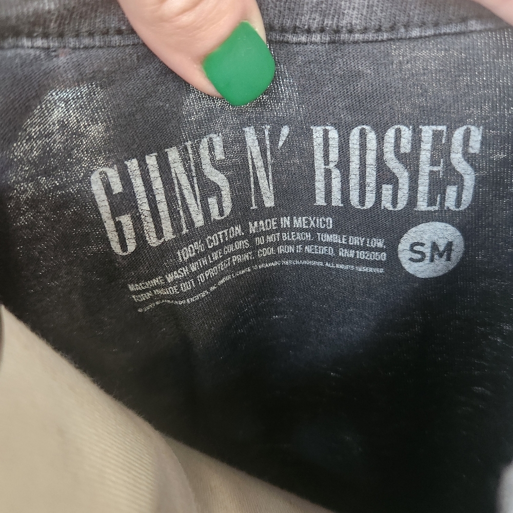 🔥 Pink and Black Graphic Cut Out Tee GUNS AMD ROSES - Picture 5 of 5
